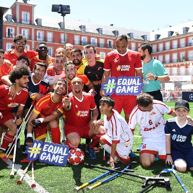 Nota: Roberto Carlos, Figo y Cafú apoyan al fútbol para amputados