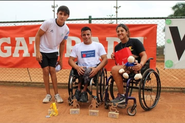 Nota: Tenis adaptado: Florencia Moreno, Ezequiel Casco y Gonzalo Lazarte, campeones en Colombia
