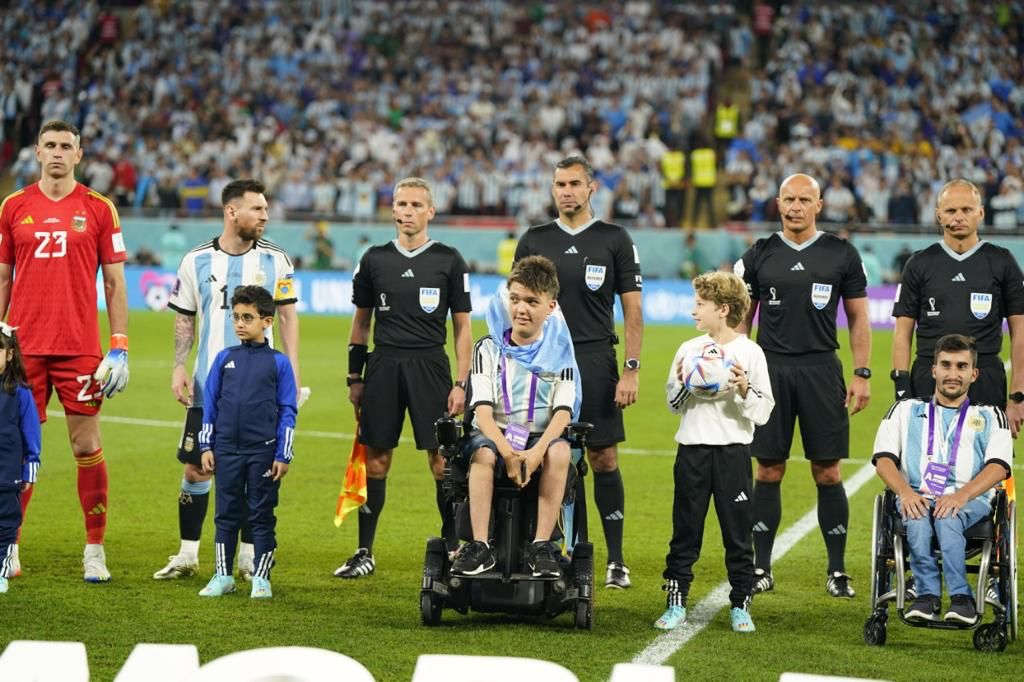 Nota: POWERCHAIR: VALENTINO ZEGARELLI ACOMPAÑÓ A LA ARGENTINA DURANTE EL HIMNO FRENTE A AUSTRALIA EN QATAR