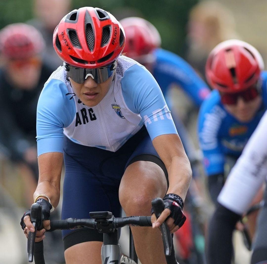 Mariela Delgado compitiendo a bordo de su bicicleta. La ciclista argentina finalizó 5ta en la Copa Mundial. Cobertura de Paradeportes.