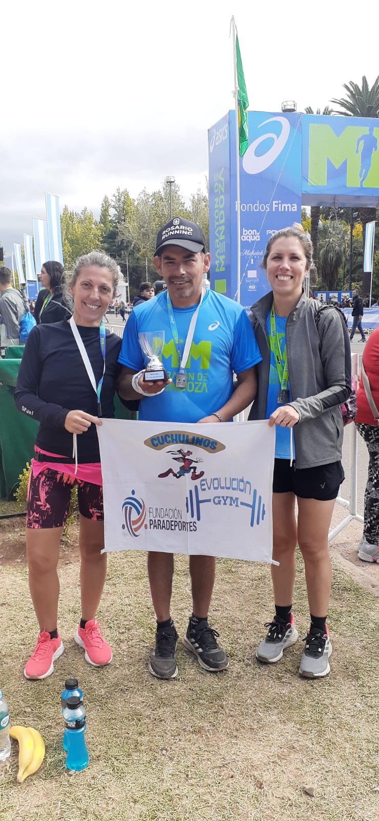 Imagen de Hugo Acuña posando con un trofeo y medalla obtenidos en competencia. El maratonista habló con Paradeportes acerca de su nuevo desafío.