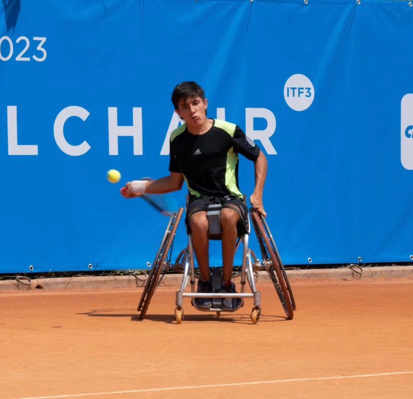 Imagen de Gonzalo Lazarte, disputando un partido de Tenis adaptado en superficie polvo de ladrillo. Seguí los Juegos Parapanamericanos Juveniles en Paradeportes.