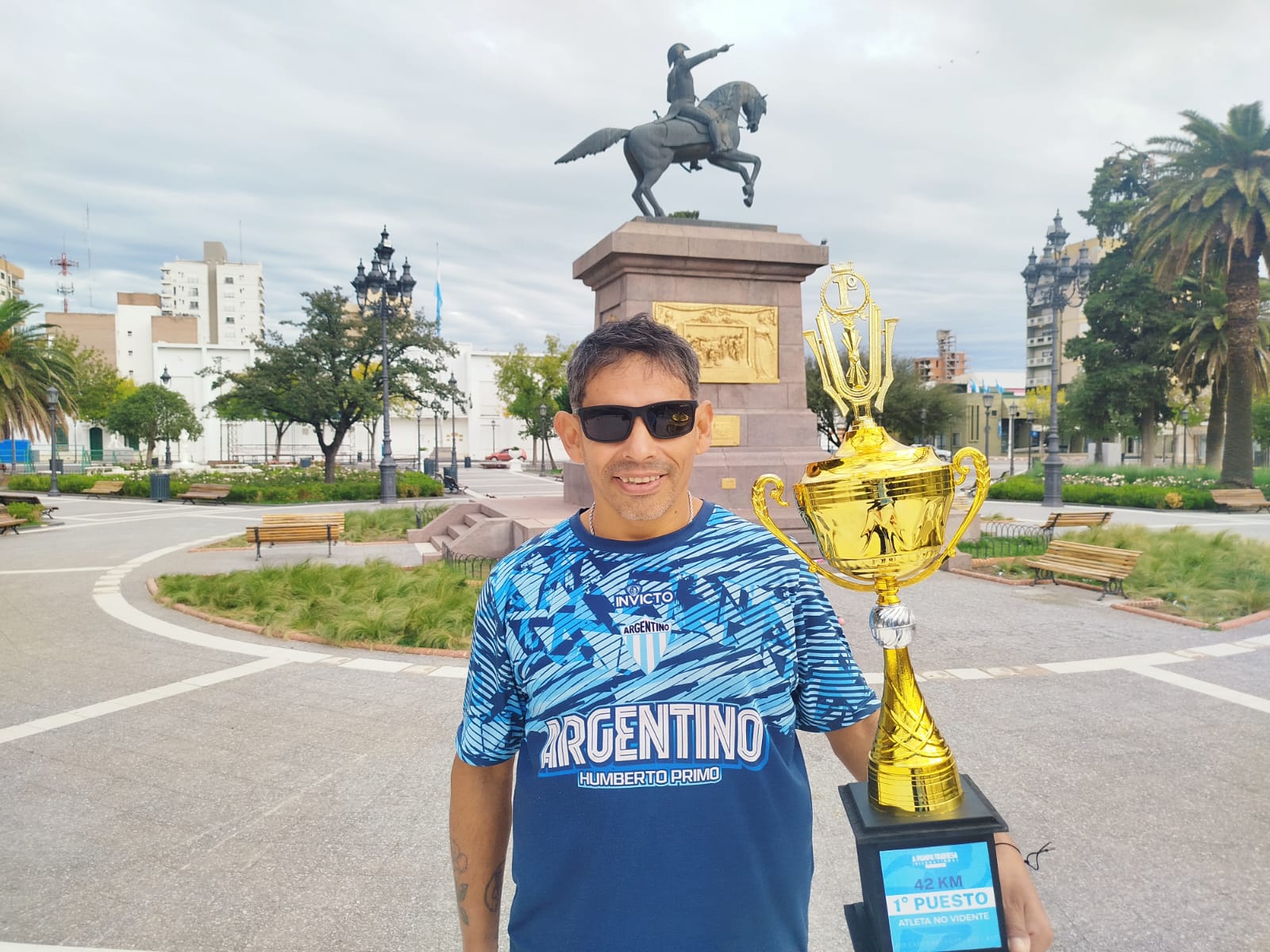 Nota: EL MARATONISTA CIEGO HUGO ACUÑA BATIÓ SU RECORD EN LA PAMPA