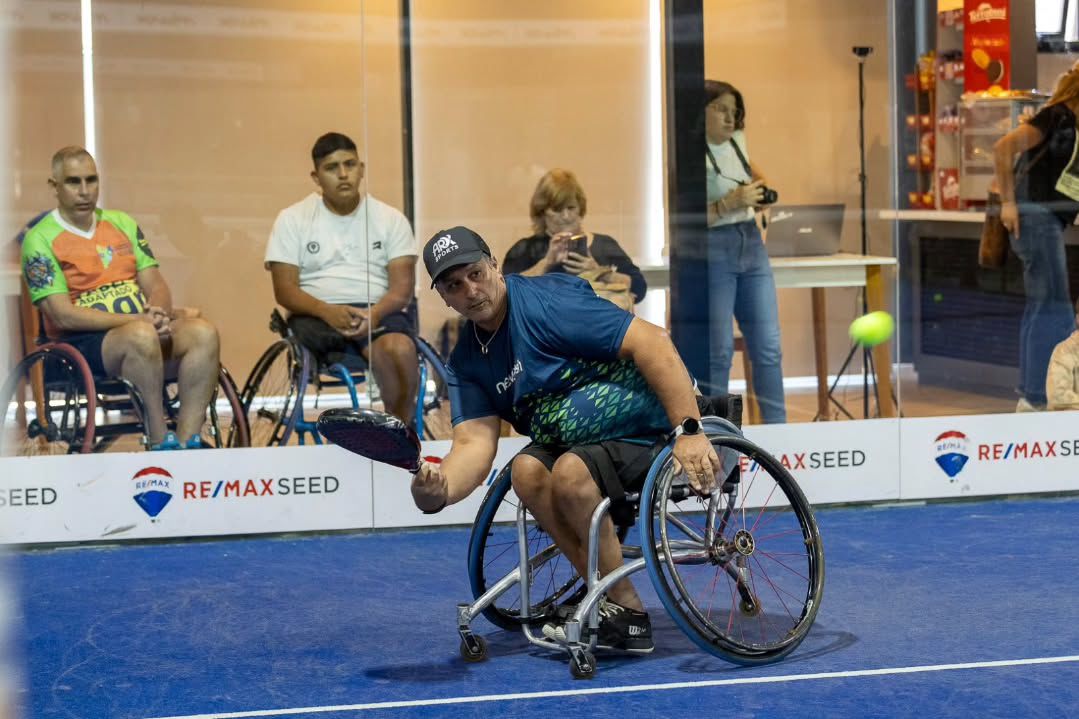 Nota: PÁDEL EN SILLA DE RUEDAS: CON EL “OPEN DE MONTE GRANDE” SE VIENE LA 2° FECHA DEL “APA - PARADEPORTES” TOUR 2026